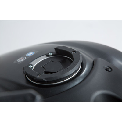 SW-MOTECH QUICK-LOCK EVO Tank RingUpevnění na prsten víčko nádržeUmožňuje připojení QUICK-LOCK EVO TankbagyMontáž nebo demontáž 