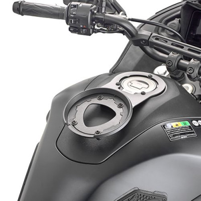 BF96 objímka pro uchycení tankruksaku GIVI "TANKLOCK" na víčko nádrže Yamaha Tracer 9/9 GT/9 GT+(25)